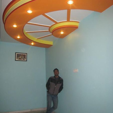 ורנאסי Krishna Paying Guest House מראה חיצוני תמונה