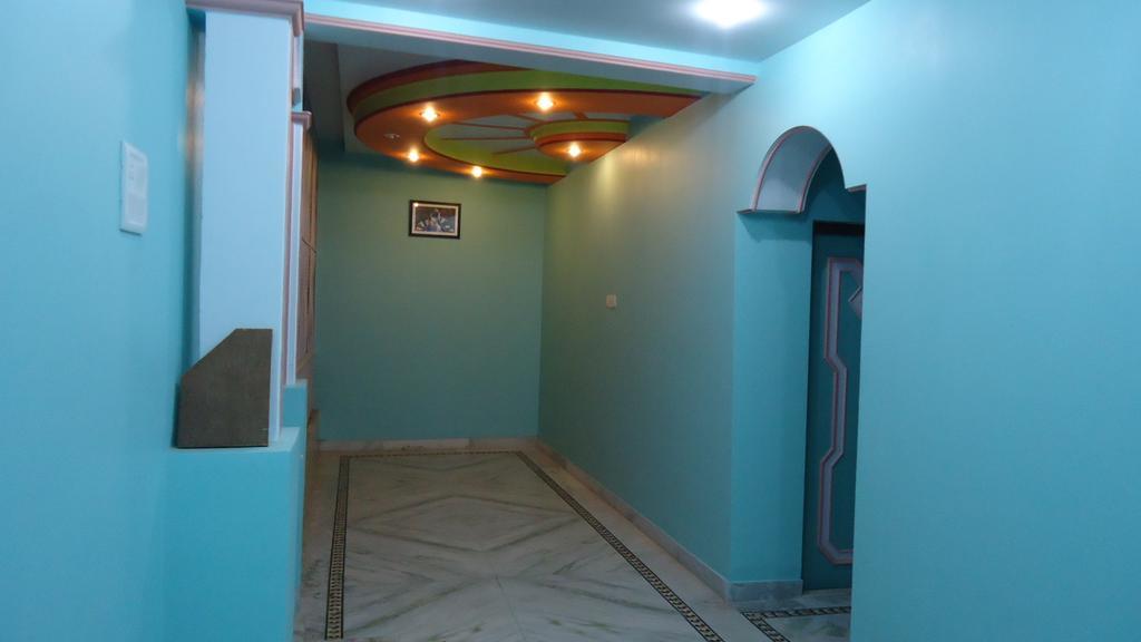 ורנאסי Krishna Paying Guest House מראה חיצוני תמונה