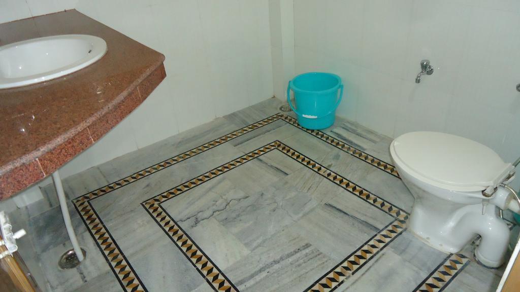 ורנאסי Krishna Paying Guest House מראה חיצוני תמונה